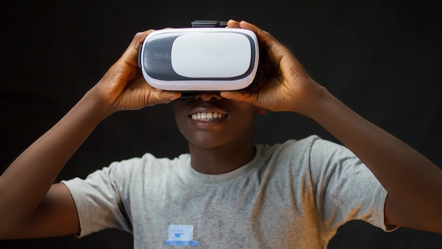 man using-vr-goggles-3183187